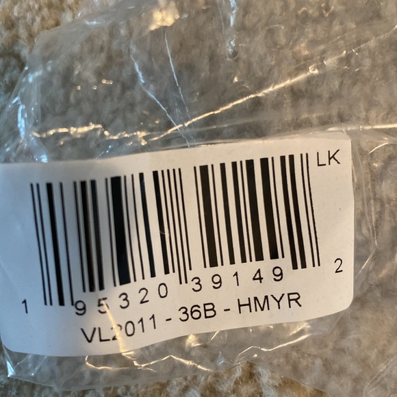 New in original bags Venus bras - Picture 4 of 8